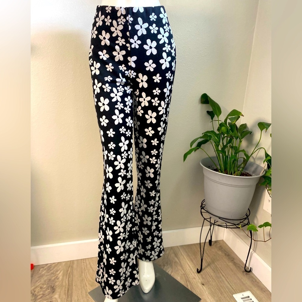 Urban Outfitters Bryn Pull-On Flare Pant Floral Black and White size S/P - Picture 3 of 11